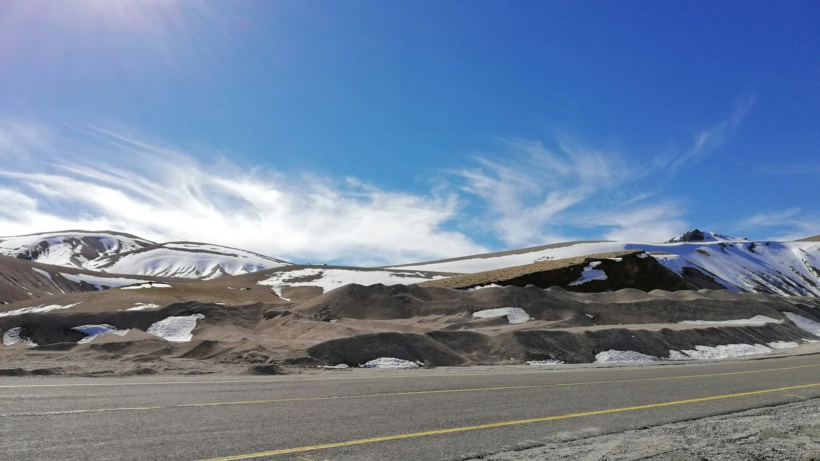 Paysage du Chili avec route et cordillère des Andes